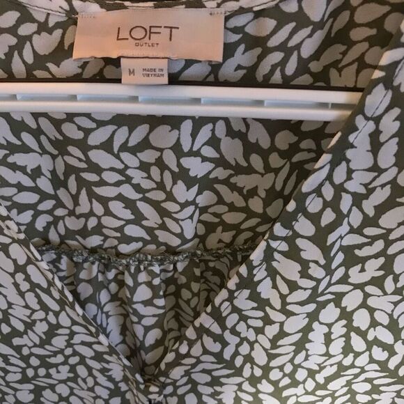 Loft size Medium Top short sleeve Blouse Green white casual career - Picture 3 of 4